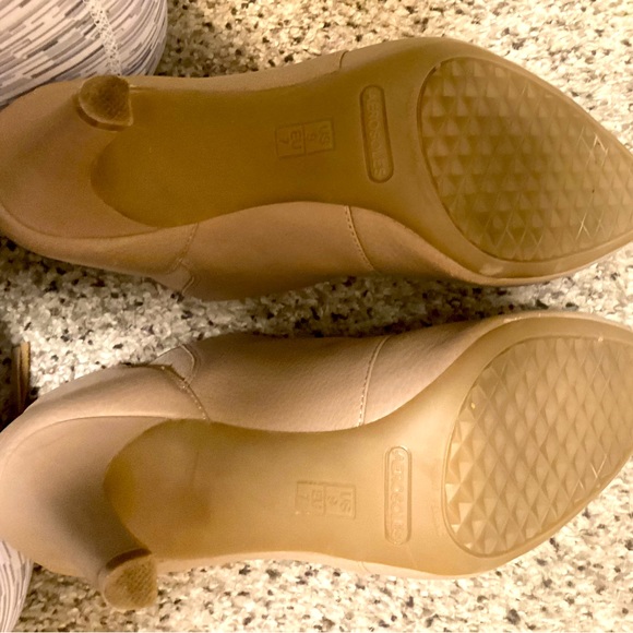 Aerosoles, Heelrest, tan pumps, size 9 - Picture 4 of 4